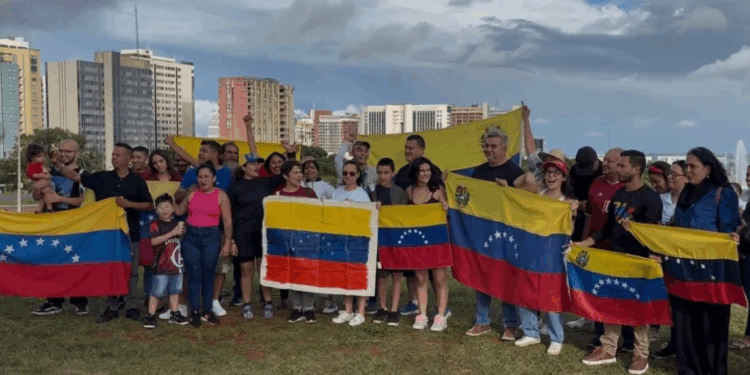 Venezuelanos realizam ato em Brasília para comemorar captura de Maduro