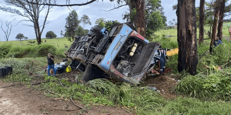 Acidente na BR-365 deixa seis mortos e dezenas de feridos; ônibus não tinha licença obrigatória