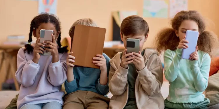 França quer proibir redes sociais para menores de 15 anos a partir de 2026