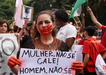 Brasil bate recorde de feminicídios em 2025: quatro mulheres mortas por dia