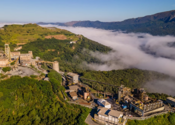 Mineração brasileira fatura quase R$ 300 bilhões em 2025 e reforça peso na economia
