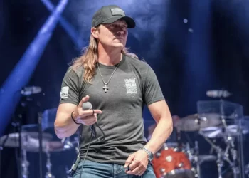 Brad Arnold, vocalista do 3 Doors Down, morre aos 47 anos após luta contra câncer
