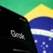 Rede social X enfrenta fiscalização no Brasil por imagens sexuais geradas pelo Grok