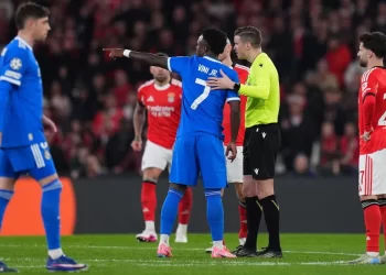 Vini Jr. denuncia racismo de jogador do Benfica na Champions em Portugal; árbitro aciona protocolo