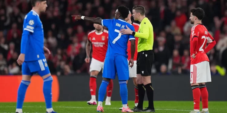 Vini Jr. denuncia racismo de jogador do Benfica na Champions em Portugal; árbitro aciona protocolo