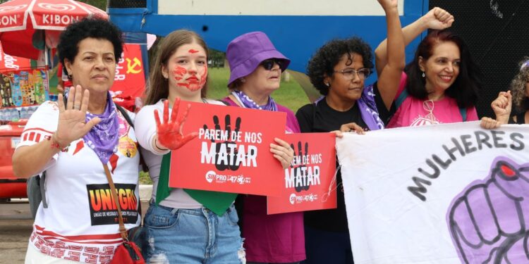 Protestos contra violência de gênero mobilizam mulheres em todo o Brasil no 8 de março