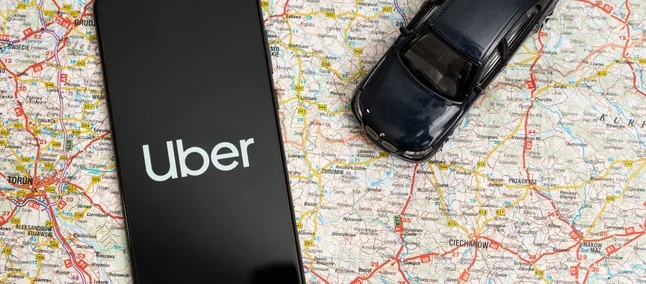 Justiça condena Uber a indenizar passageira por intolerância religiosa