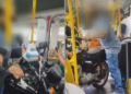 Passageiro surpreende ao entrar com moto dentro de ônibus em Goiânia