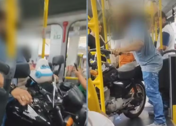 Passageiro surpreende ao entrar com moto dentro de ônibus em Goiânia