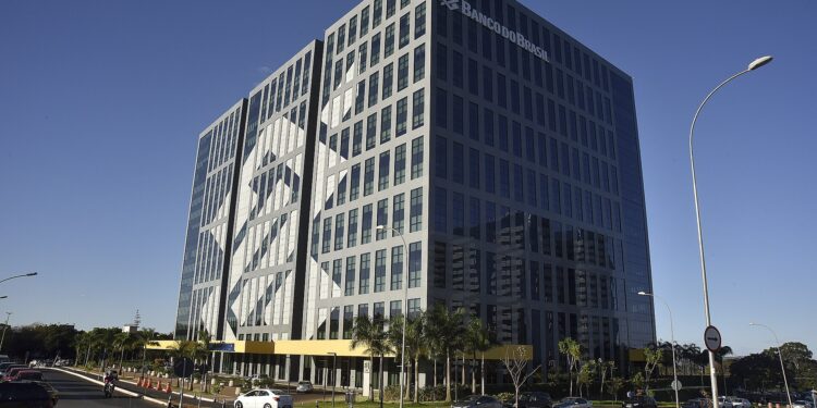 Quanto pode ganhar um funcionário do Banco do Brasil em 2026 com benefícios?