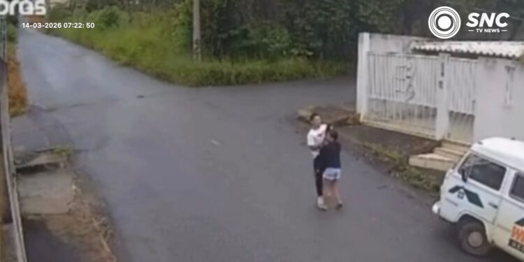 Adolescente de 14 anos é arrastada pelos cabelos e pisoteada em rua de MG; agressor é procurado