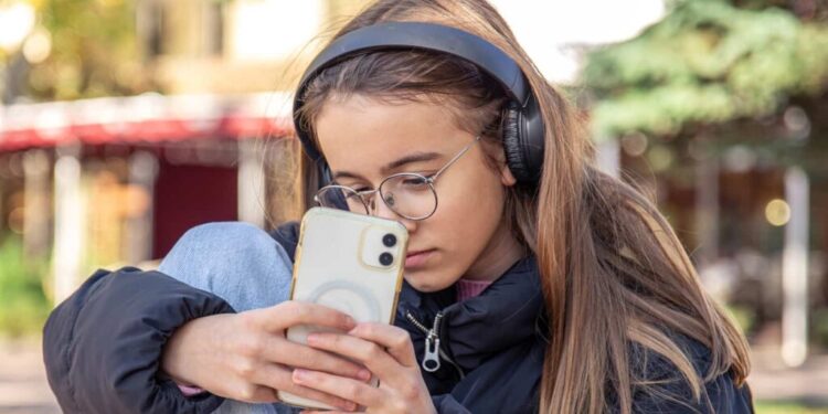 Áustria anuncia proibição de redes sociais para menores de 14 anos