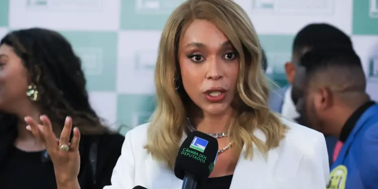 Comissão da Mulher da Câmara elege Erika Hilton como presidente após votação apertada