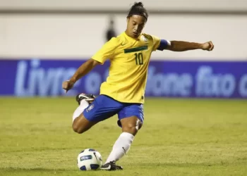 Ronaldinho Gaúcho faz jogo beneficente em Portugal para ajudar a reerguer cidade de Leiria