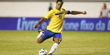 Ronaldinho Gaúcho faz jogo beneficente em Portugal para ajudar a reerguer cidade de Leiria