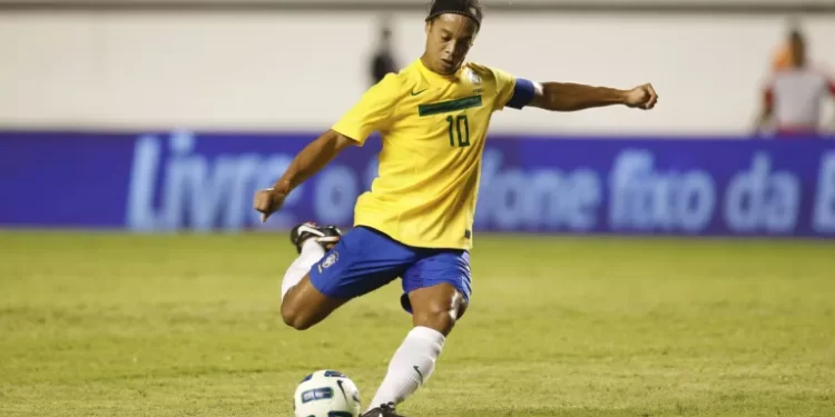 Ronaldinho Gaúcho faz jogo beneficente em Portugal para ajudar a reerguer cidade de Leiria