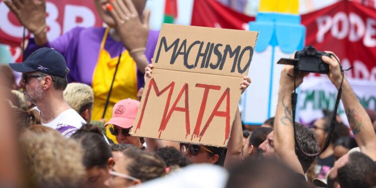 Polícia Federal investiga vídeos no TikTok que incentivam violência contra mulheres