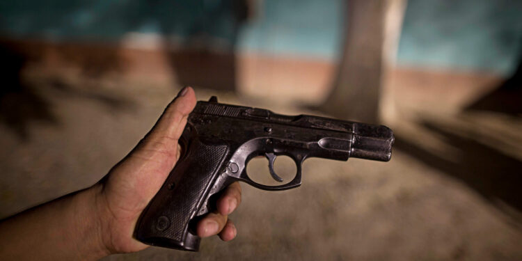 Brasileiro de 31 anos procurado por porte ilegal de arma de fogo no Brasil é preso em Portugal