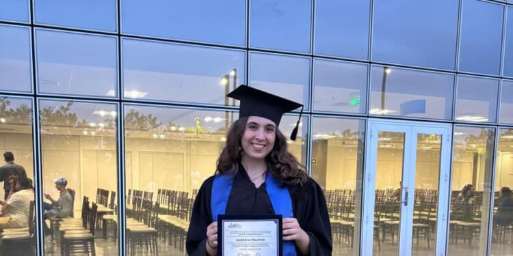 Jovem brasileira de 20 anos vence concurso internacional de biologia quântica