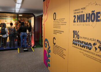 Pesquisa aponta baixo acesso a diagnóstico e terapias para pessoas com autismo no Brasil