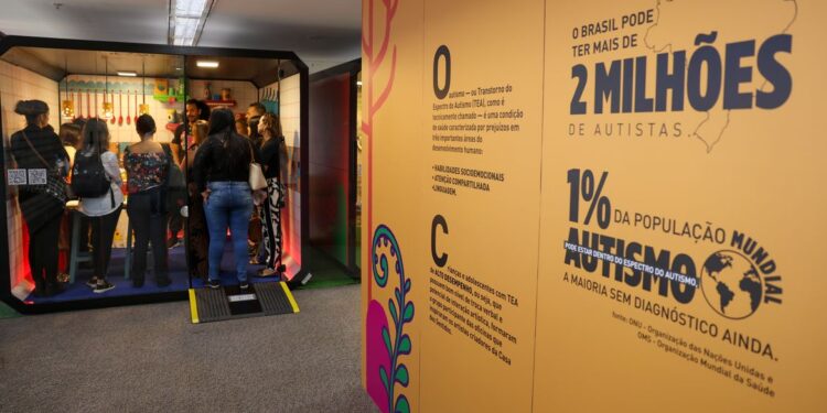 Pesquisa aponta baixo acesso a diagnóstico e terapias para pessoas com autismo no Brasil