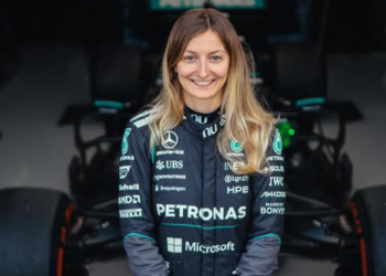 Primeira mulher em quase 50 anos pilota carro da Mercedes na Fórmula 1