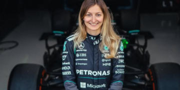 Primeira mulher em quase 50 anos pilota carro da Mercedes na Fórmula 1