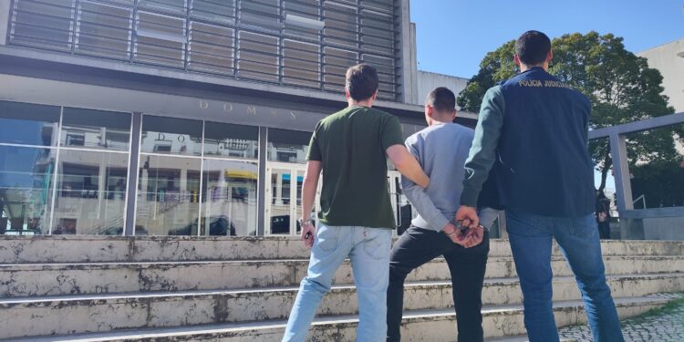 Brasileiro foragido por tráfico de drogas e posse ilegal de armas de fogo é preso em Portugal