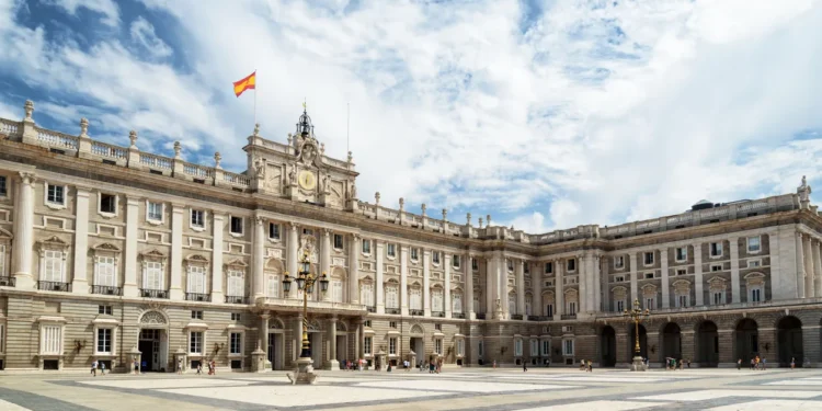 Espanha inicia regularização de imigrantes e pode beneficiar até 500 mil pessoas