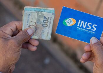 Aposentados e pensionistas do INSS começam a receber décimo terceiro nesta sexta feira