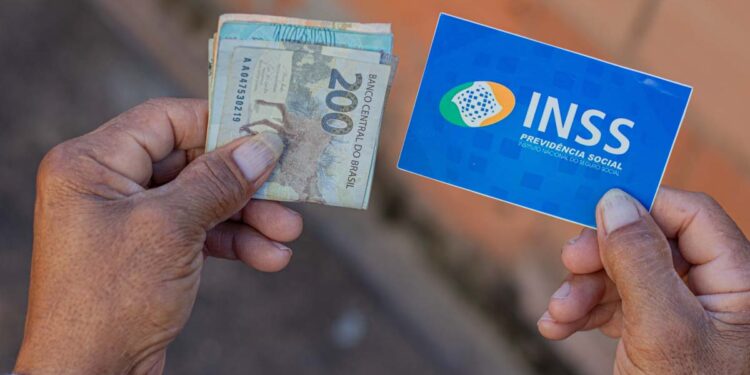 Aposentados e pensionistas do INSS começam a receber décimo terceiro nesta sexta feira