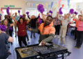 DJ AG leva festa a lar de idosos em Londres e combate solidão com música
