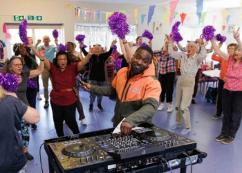 DJ AG leva festa a lar de idosos em Londres e combate solidão com música