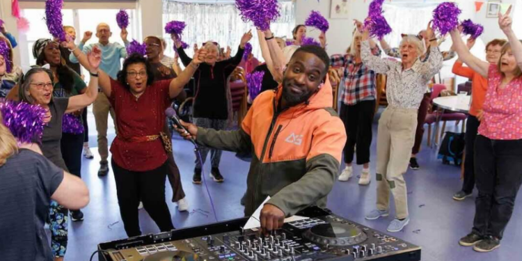DJ AG leva festa a lar de idosos em Londres e combate solidão com música