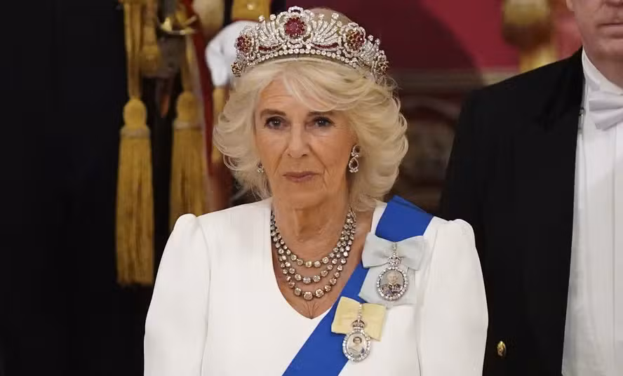Rainha Camilla quebra tradição de quase 200 anos em clube exclusivo de Londres