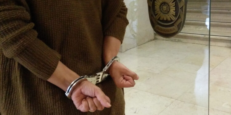 Brasileira de 50 anos, foragida após tentar matar o marido em SP, é presa em Portugal