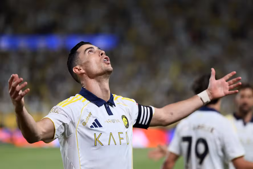 Cristiano Ronaldo marca dois gols e conquista primeiro título saudita pelo Al Nassr