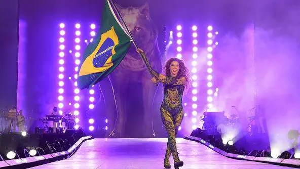 Shakira reúne 2 milhões e faz história em Copacabana com show emocionante