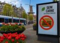 Amsterdã proíbe propaganda de carne nas ruas e vira referência mundial em política ambiental