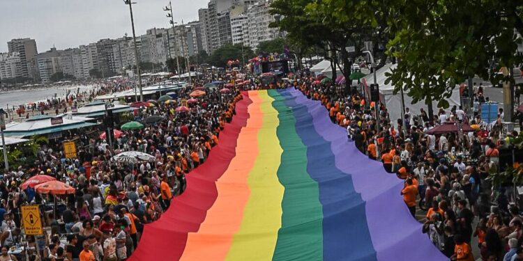 Parada do Orgulho LGBTI+ terá mais de 30 eventos e celebração em Copacabana