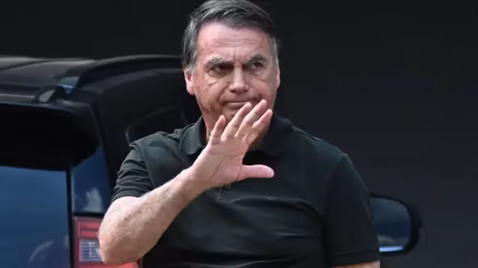 Bolsonaro tem alta hospitalar após passar por cirurgia no ombro