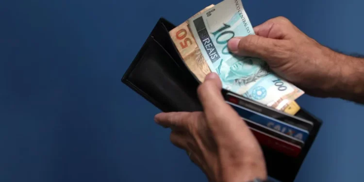 Brasileiros sacaram em abril R$ 482,8 milhões esquecidos em bancos