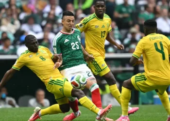 México abre Copa do Mundo vencendo África do Sul em duelo com três expulsões