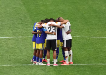 Jogadores de Alemanha e Curaçao se abraçam e rezam juntos após goleada na Copa do Mundo