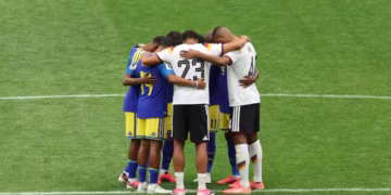 Jogadores de Alemanha e Curaçao se abraçam e rezam juntos após goleada na Copa do Mundo