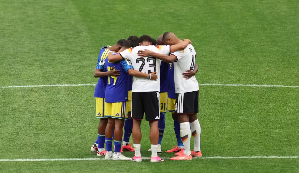 Jogadores de Alemanha e Curaçao se abraçam e rezam juntos após goleada na Copa do Mundo