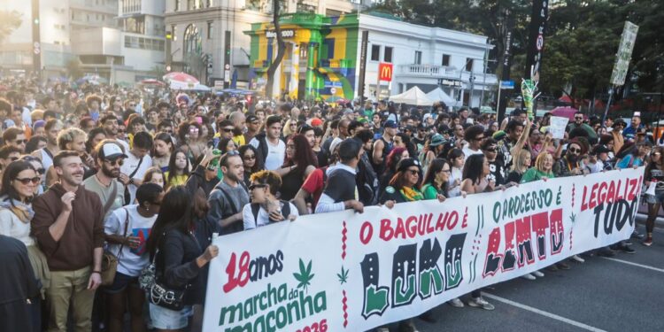 Marcha em São Paulo pede legalização da maconha