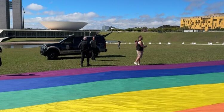 Polícia legislativa proíbe bandeira LGBTQIA+ em gramado do Congresso Nacional