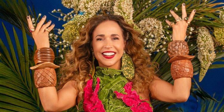 Daniela Mercury inicia turnê em Portugal com show gratuito em praia de Santa Cruz