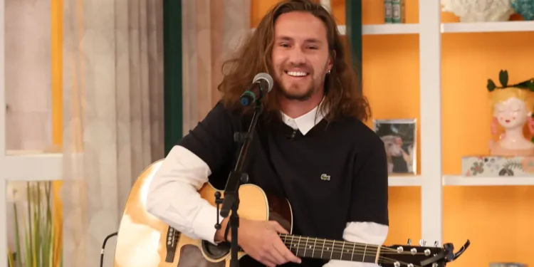Vitor Kley chega a Portugal para revelar “O Que Sobrou das Pequenas Grandes Coisas”